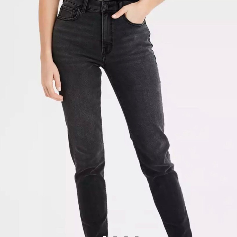 Supper cute American eagle mom jeans says size 2 but fits like a size 4-6